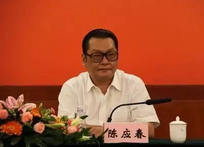 ｜點(diǎn)評(píng)｜ 有媒體梳理出，去年10月在家墜亡的國(guó)信證券原總裁陳鴻橋，其任職經(jīng)歷與陳應(yīng)春多有交集。2011年，因受賄罪獲刑7年的深圳市金融辦原主任李林，其任職期間的直接上司正是陳應(yīng)春。但目前并無(wú)消息顯示，這些事件存在直接關(guān)聯(lián)。