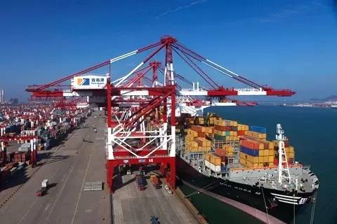 ｜點(diǎn)評(píng)｜ 所謂分銷(xiāo)中心或虛擬礦山，就是先把大量鐵礦石成批運(yùn)至中國(guó)港口堆存再進(jìn)行“零賣(mài)”，這樣既可提高供貨效率，也有利于與其他競(jìng)爭(zhēng)對(duì)手競(jìng)爭(zhēng)。國(guó)內(nèi)鋼鐵協(xié)會(huì)則擔(dān)心，此舉將影響市場(chǎng)價(jià)格，不利于其進(jìn)行價(jià)格談判。所以，這一計(jì)劃雖然很早就被提出來(lái)，但一直沒(méi)有能夠?qū)崿F(xiàn)。